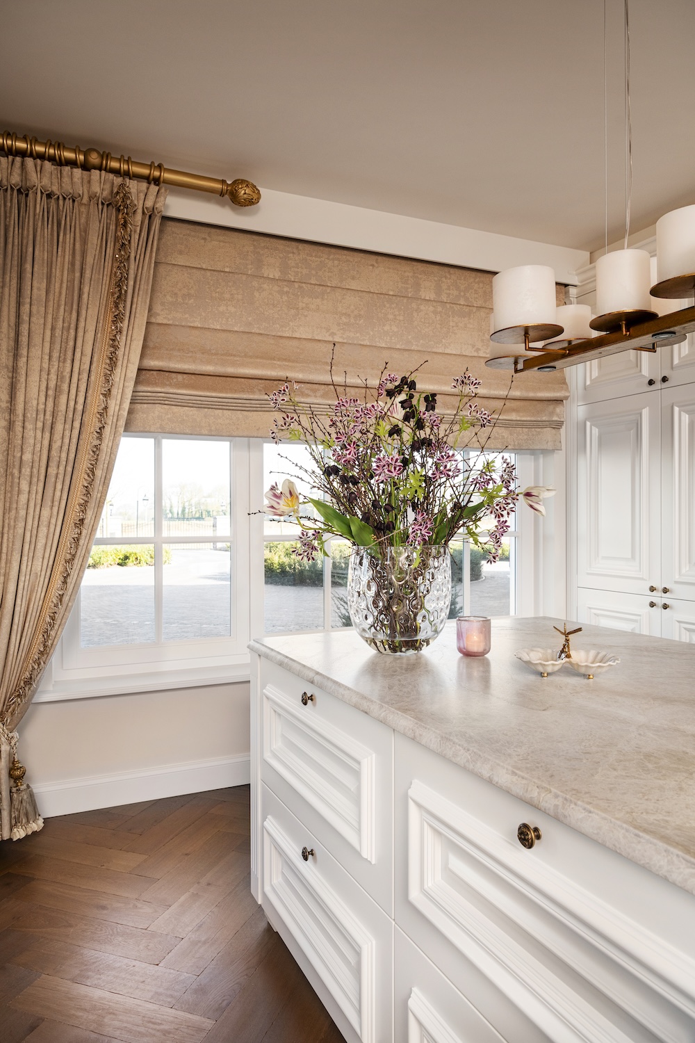 Foto Klassiek Long Island interieur met maatwerk keuken en meubels FotoKlassiek Long Island interieur met maatwerk keuken en meubels